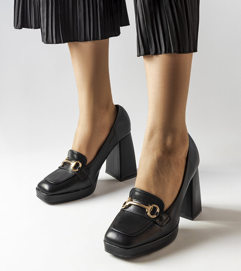 Fekete geometriai sarokkal rendelkező Blaiss cipők