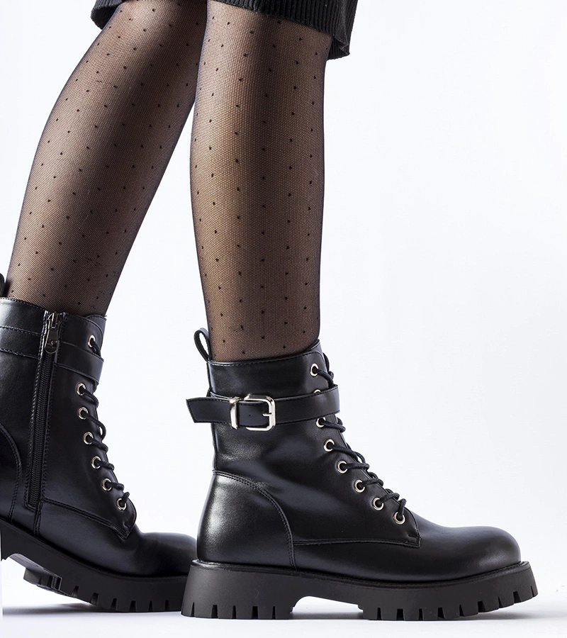 Fekete melegített csizma díszes csattal Fino