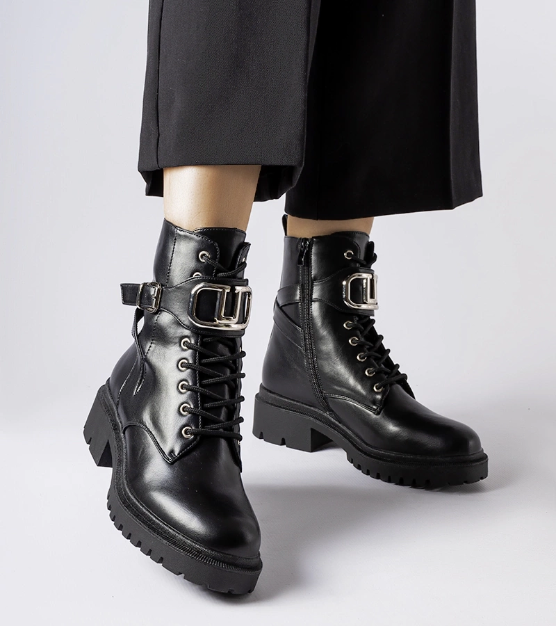 Fekete klasszikus bokacsizma Capistrano csattal