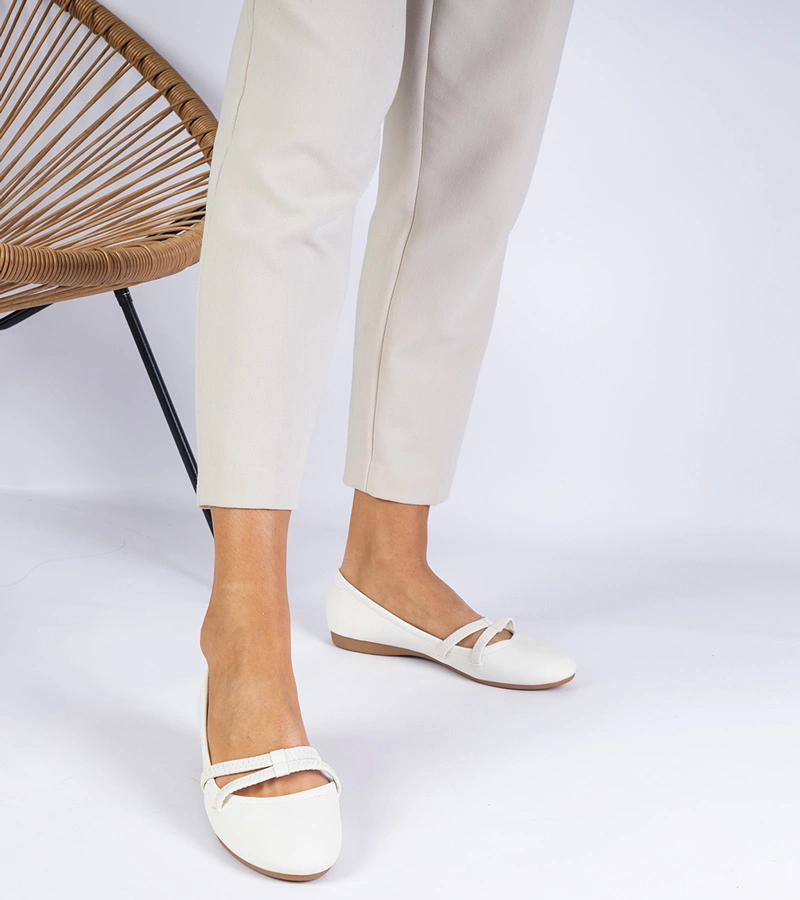 Matt műbőr fehér női balerinacipő Baronna