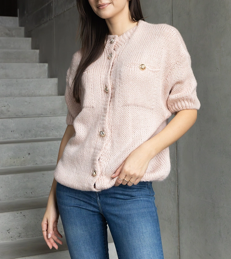 Rózsaszín női pulóver rövid ujjú díszes gombokkal