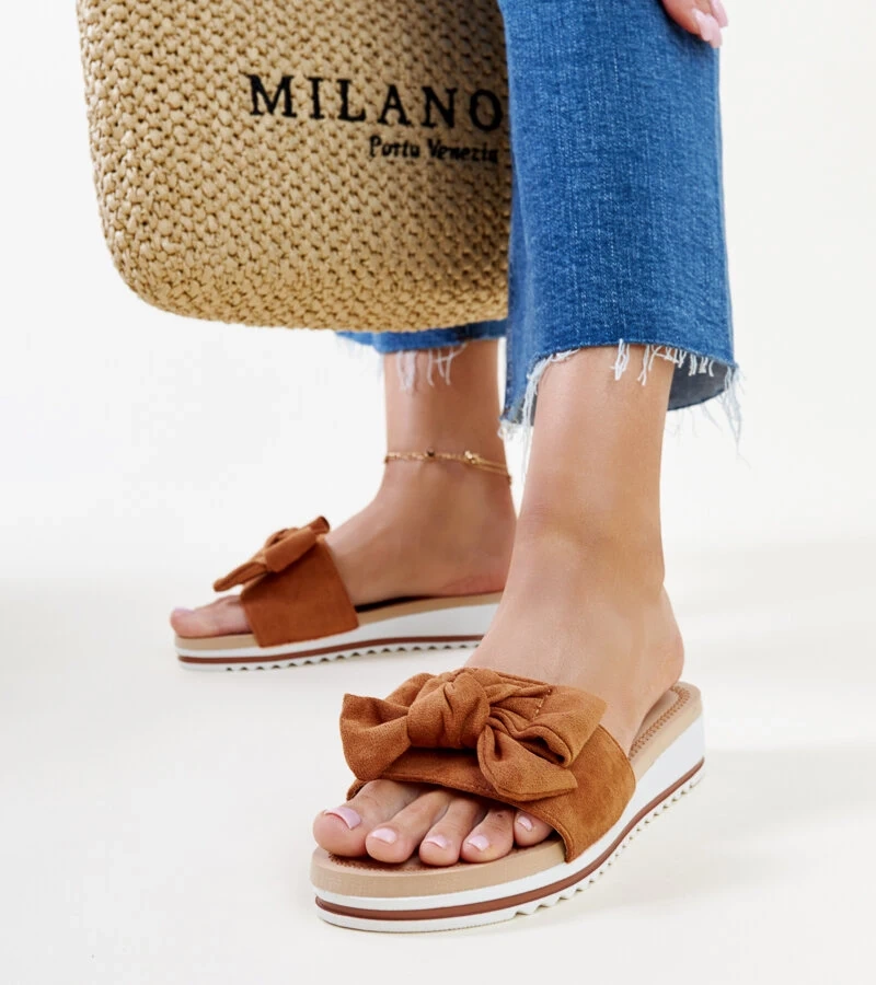 Mikhail alacsony platformon lévő barna papucsai