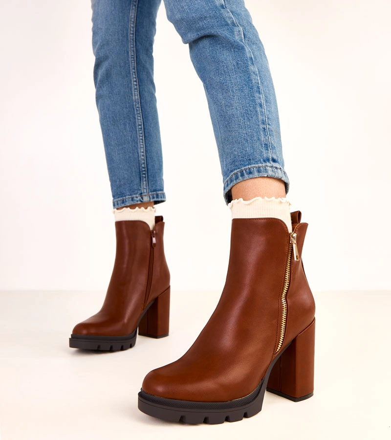 Barna tömbsarkú bokacsizma Kage