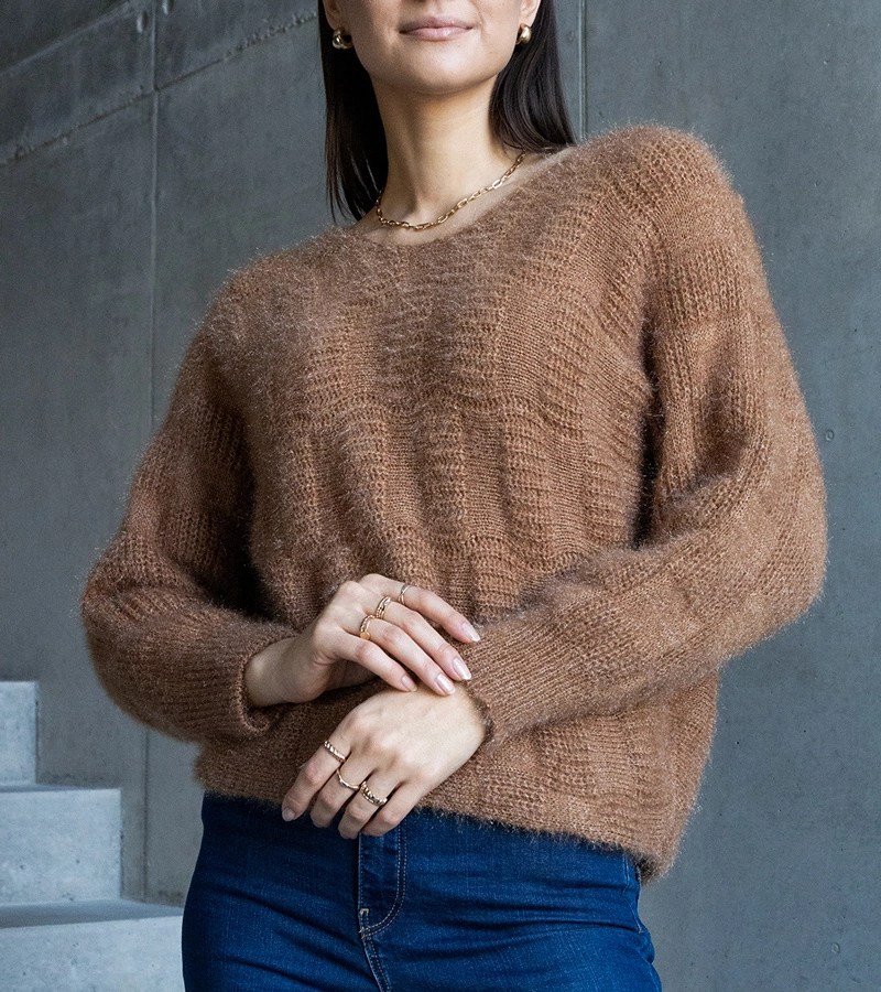 Sötét bézs színű pulóver Neveri kivágással.