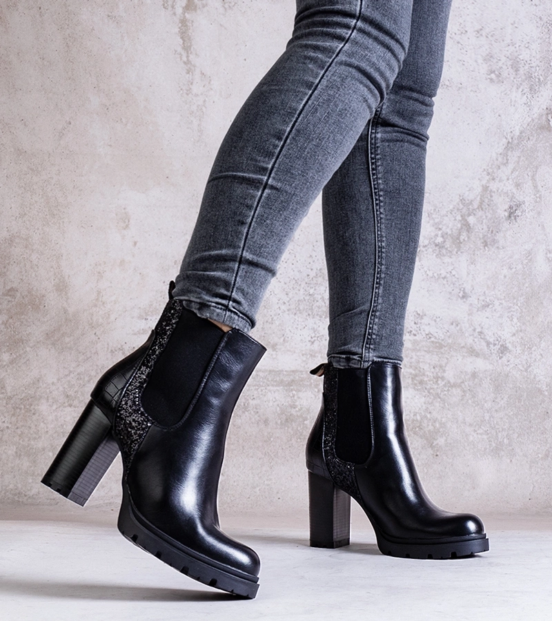 Fekete fényes, tűsarkú Lera csizmák