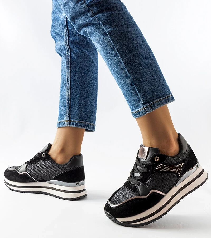 Fekete fényes tornacipő Enola