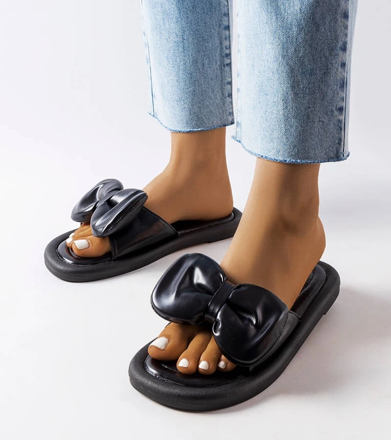 Fekete masnival díszített papucs Lende