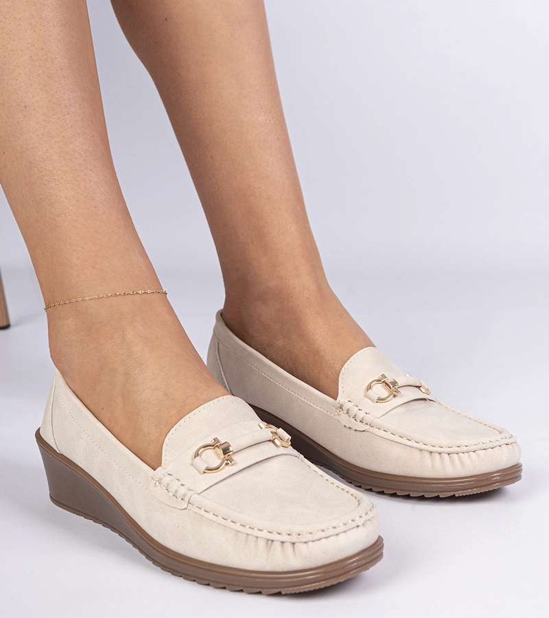 Sambada matt kivitelű női krém mokaszin ék sarkú