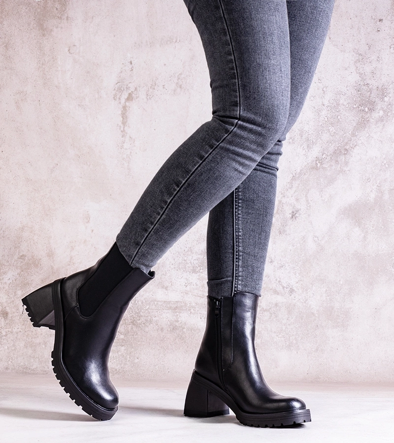 Fekete, tűsarkú női bokacsizma, műbőrből készült Ariane.