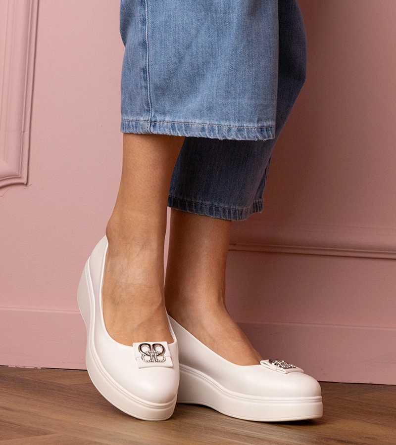 Fehér platform cipő cirkóniás díszítéssel Patos