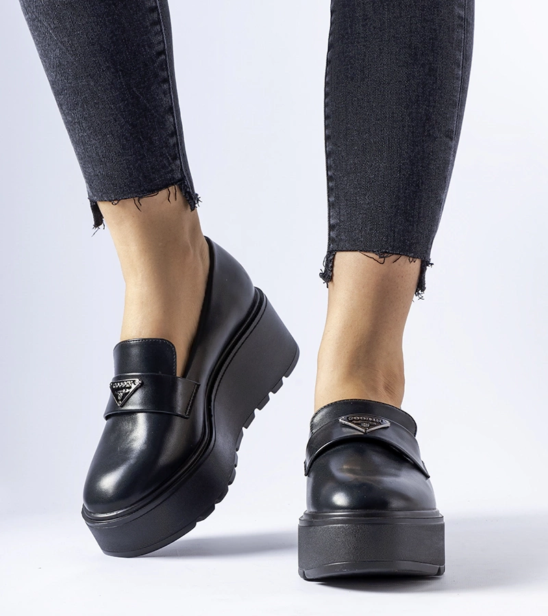 Fekete platformos mokaszin Monra