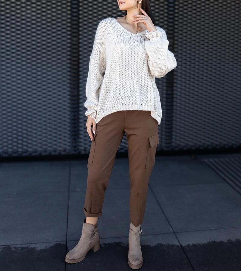 A Nuala barna cargo nadrág felvarrt zsebekkel.