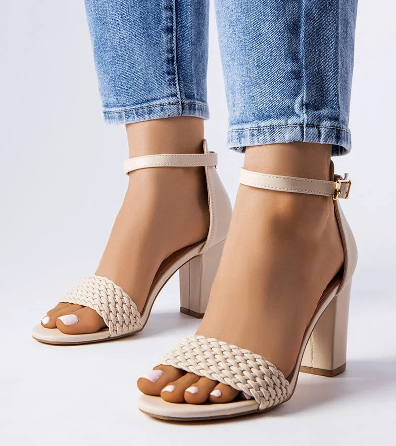 Oliveirinhas bézs szandál fonott sarokkal