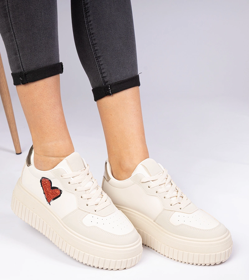 Bézs női tornacipő csillogó szívecskével Laira