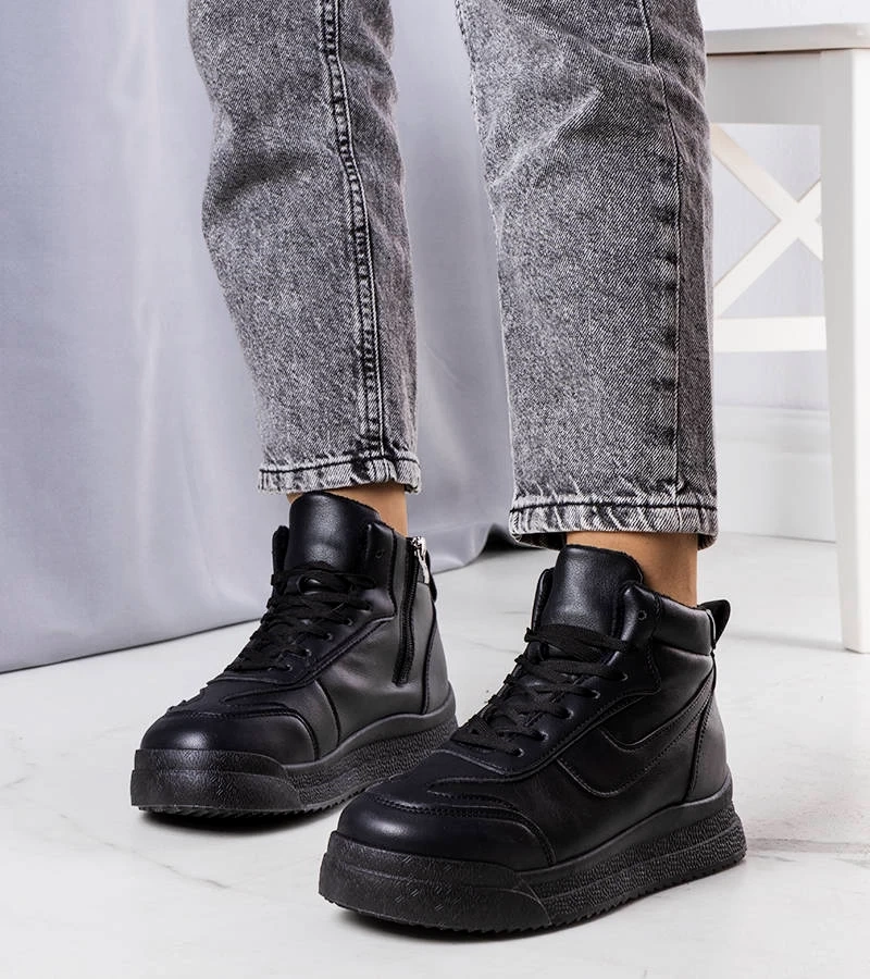 Fekete bélelt cipők Korti