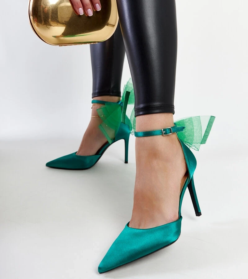 Ilaysa zöld magassarkú cipői masnival