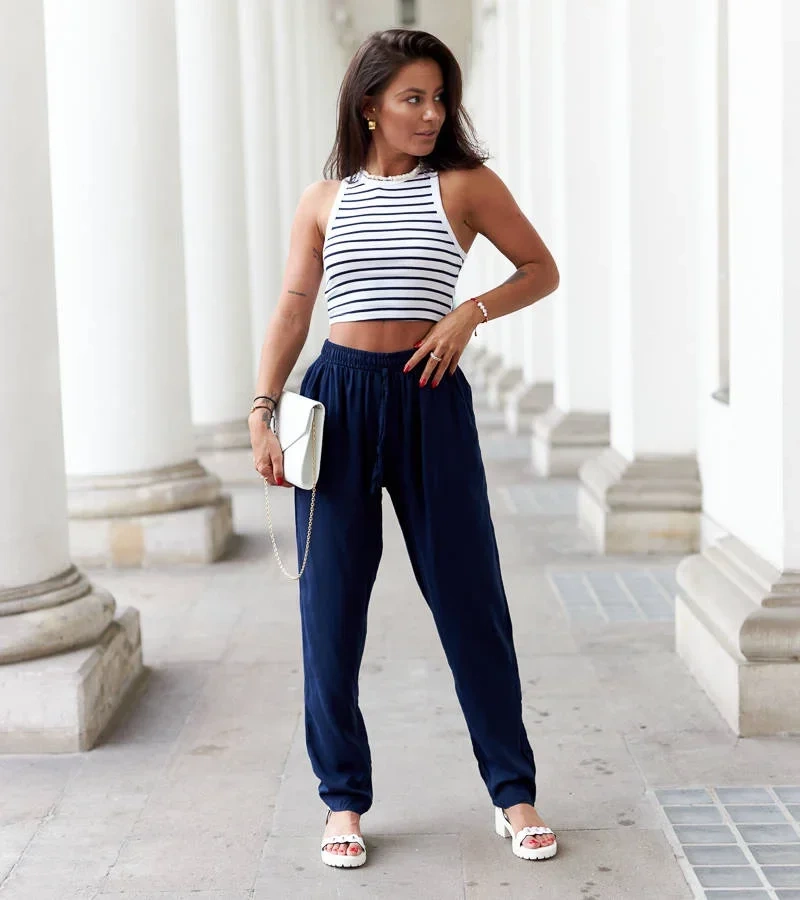 Lazúr kék, laza szabású Margno nadrág.