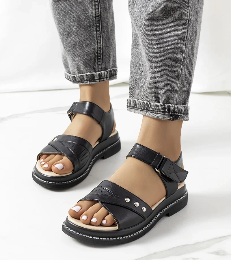 Fekete platformos szandál Meis