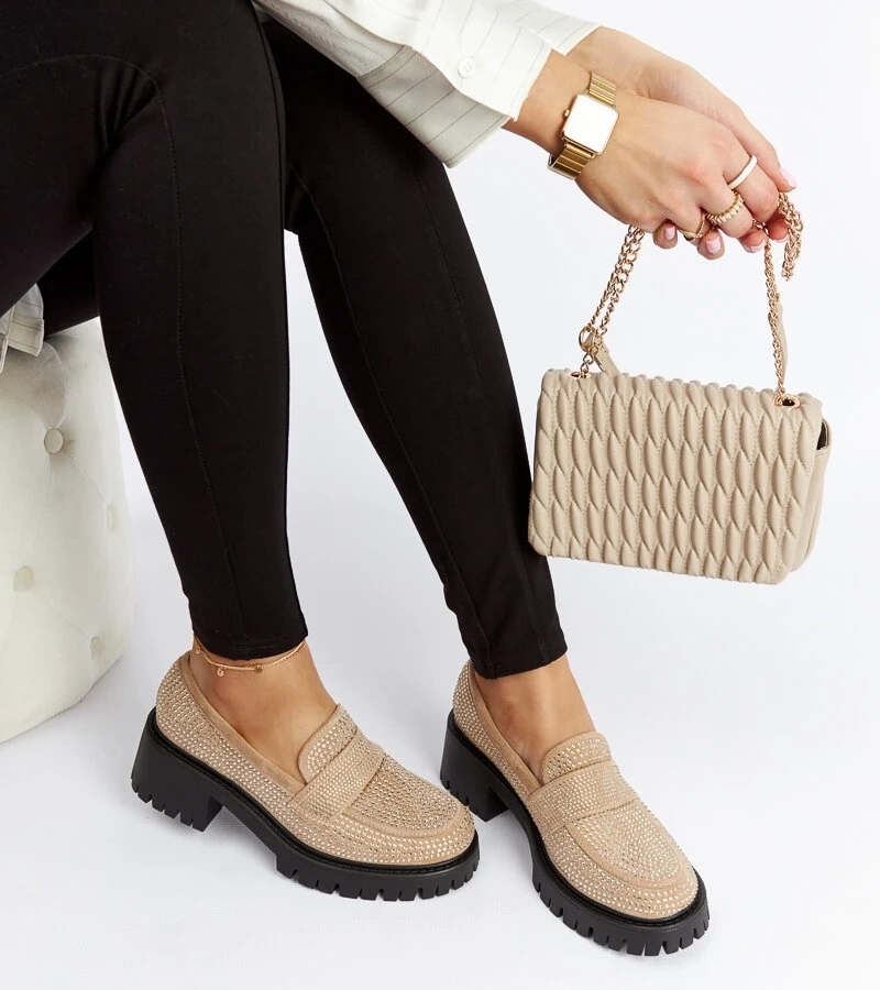 Bezs színű, masszív sarokkal rendelkező Parent márkájú mokaszinok