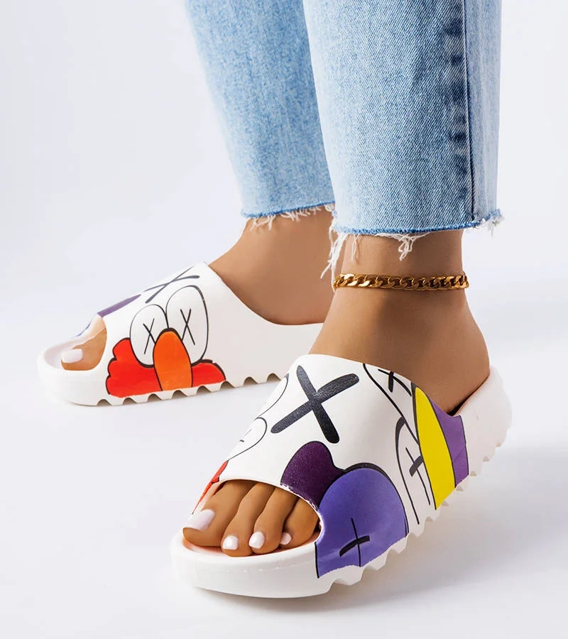 Fehér papucsok futófelülettel és Lindale nyomtatással