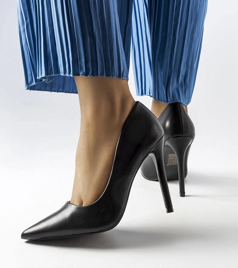 Fekete klasszikus tűsarkú Delis