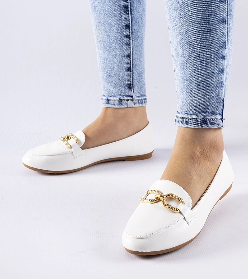 Sovera fehér mokaszin csatossal