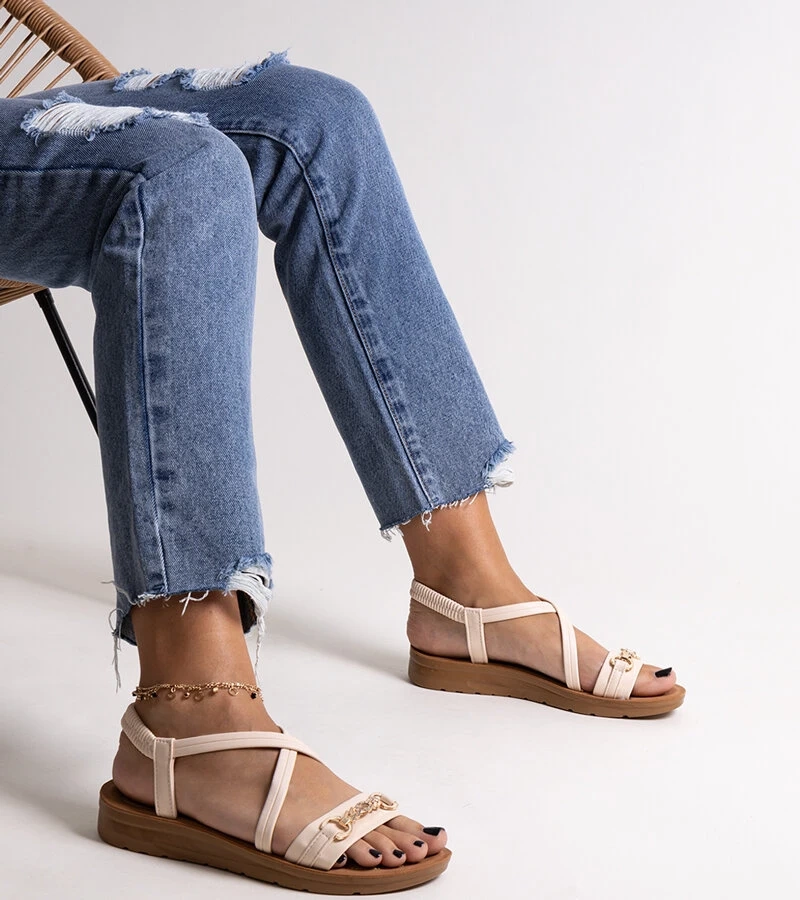 Bézs színű Pamphila szandál arany csattal