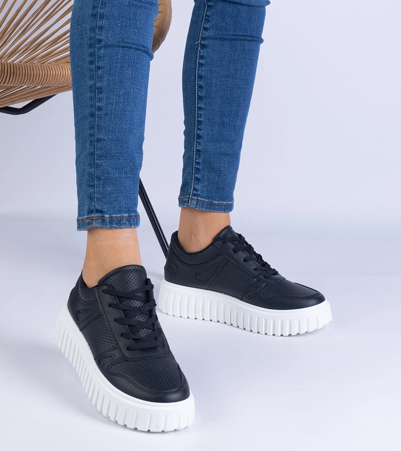 Fekete, áttört sportcipő masszív talppal Lusinda