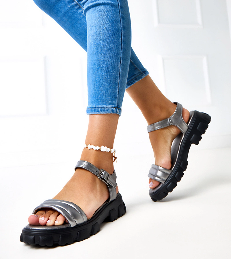 Szürke szandálok masszív talppal Mereditől