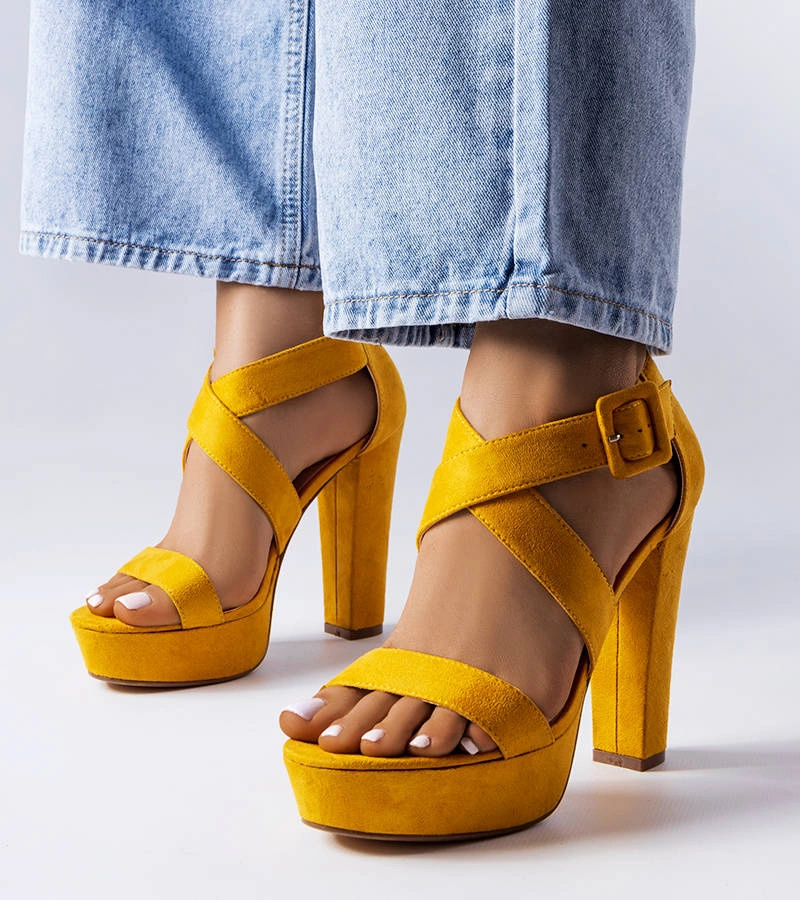 Sárga sarokkal rendelkező Sevier szandál