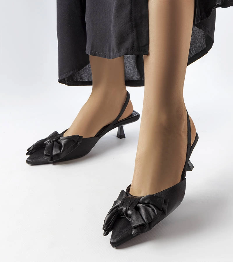 Fekete magassarkú cipő Burlington masnival