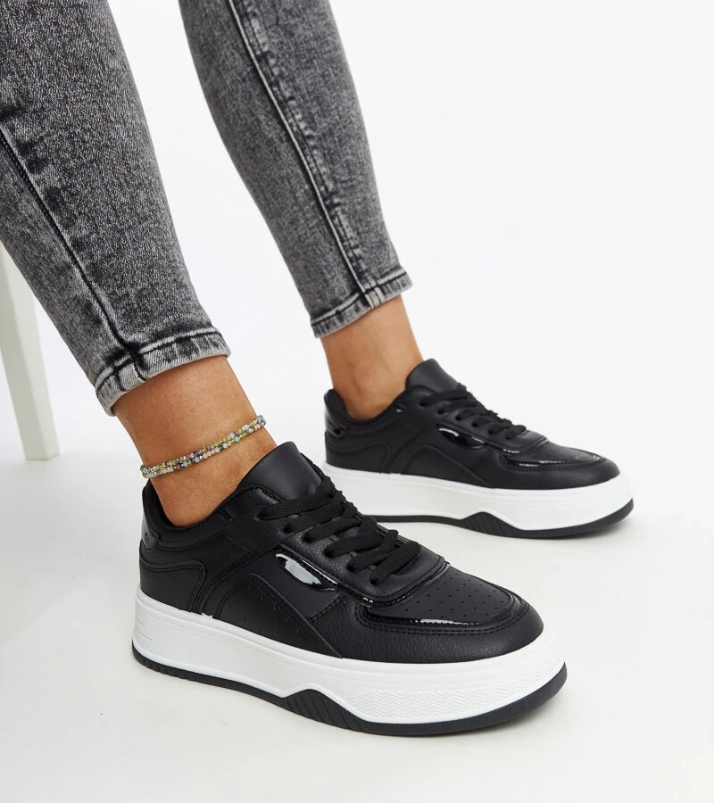 Vastag talpú Intisa fekete tornacipő