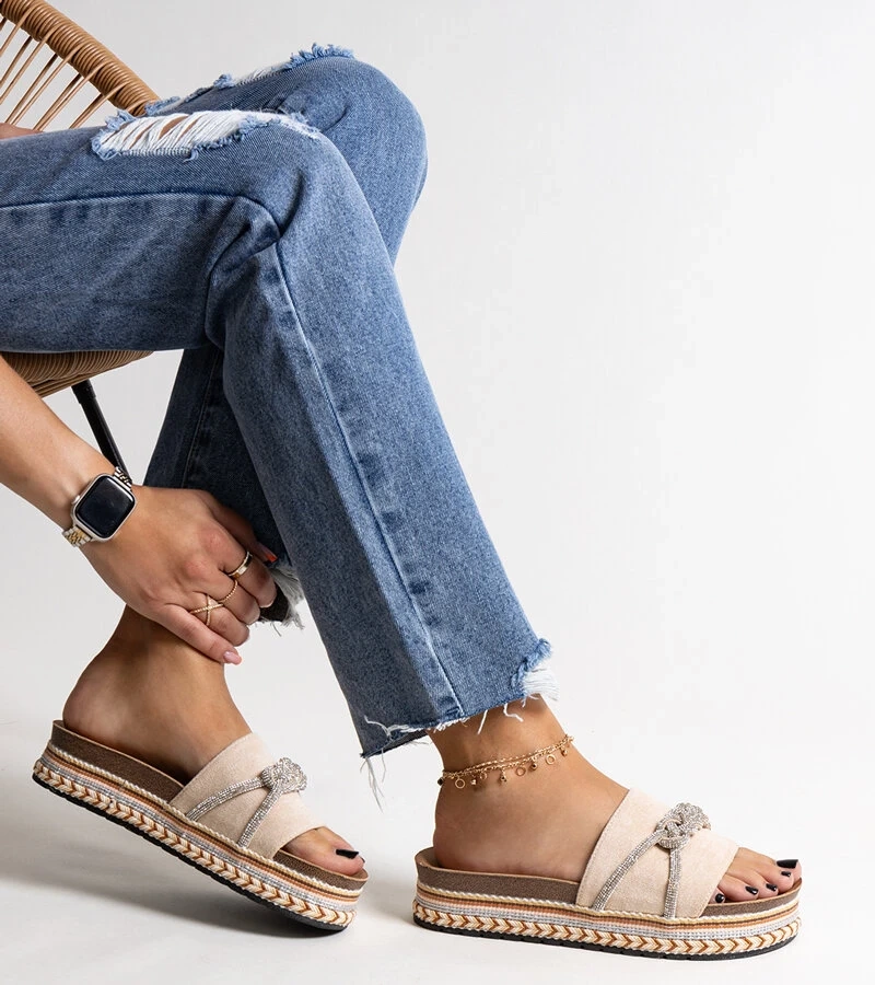 Kamiliana strasszal díszített bézs papucsok