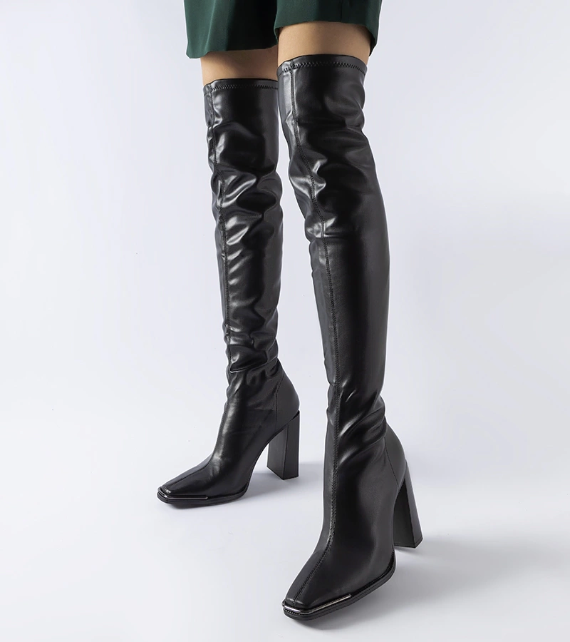 Faubourg fekete klasszikus csizma oszlopon