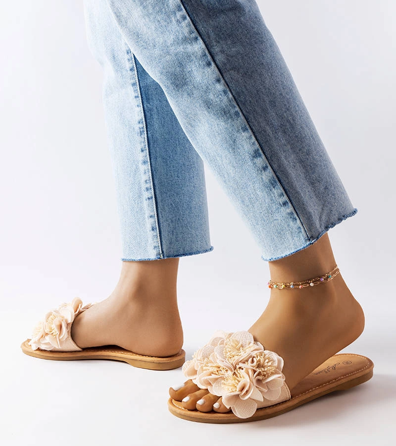 Alfrida díszes bézs papucsok