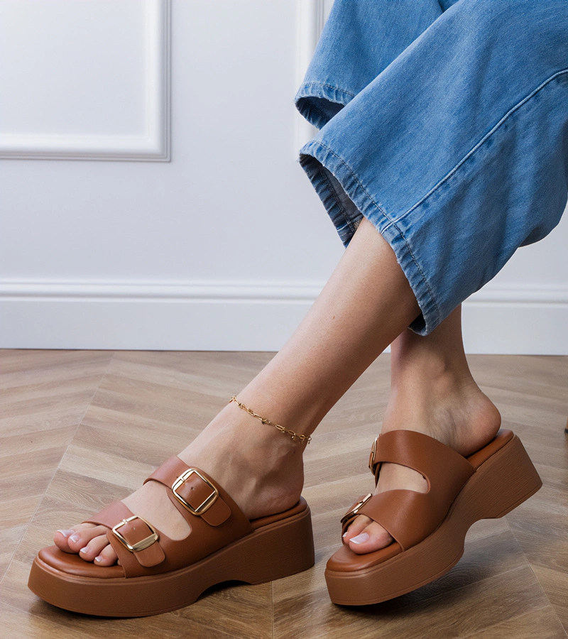 Wollis barna csatos pántos papucs