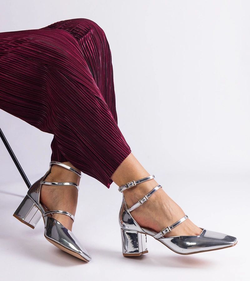 Kamola lakkozott ezüst magassarkú szandál csatokkal