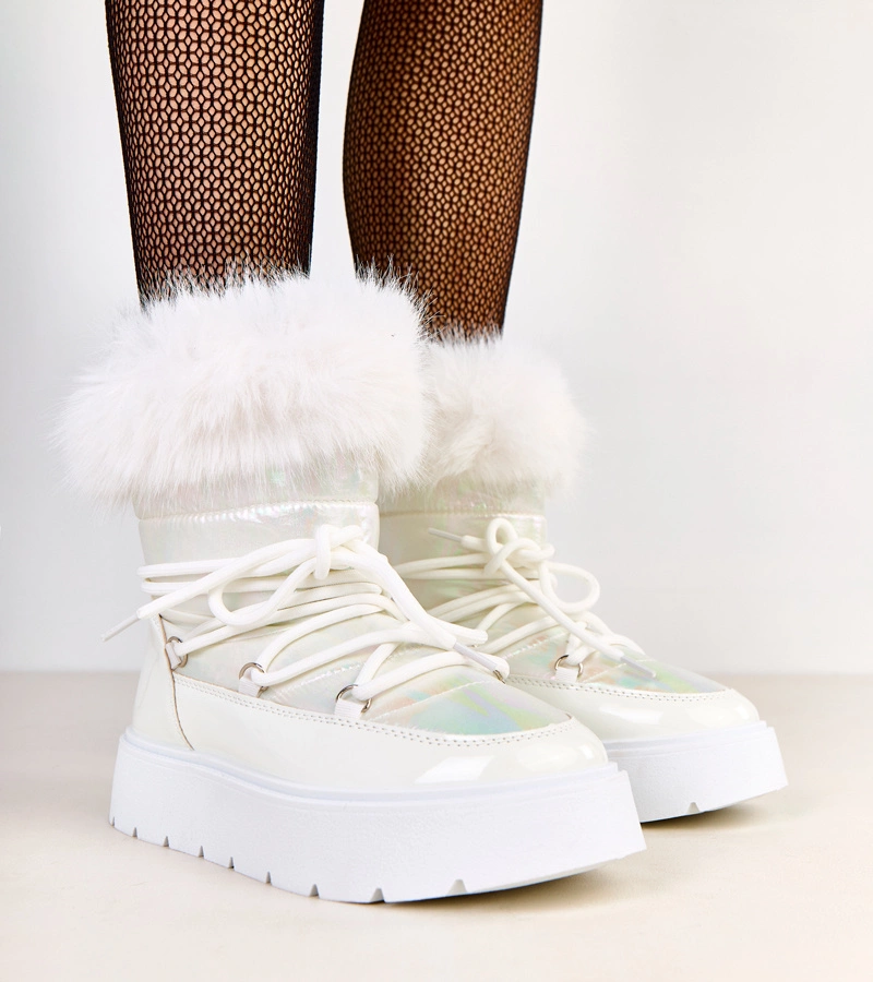 Fehér hócsizmák fűzővel és lakkozott díszítéssel Garis