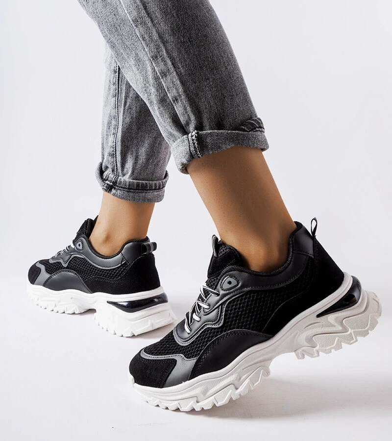 Fekete sportcipők látható talpmintával Rosita