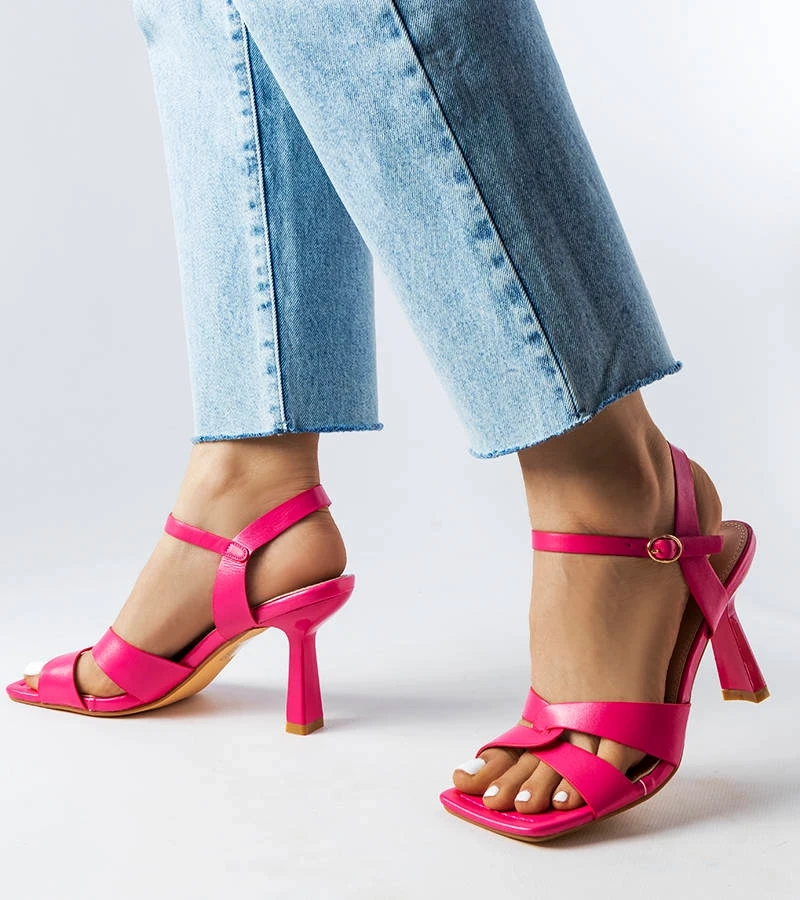 Rózsaszín szíjjal díszített Karolina magassarkú szandál