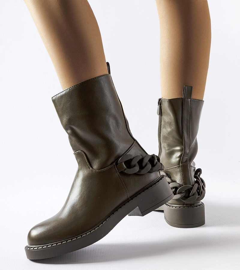 Zöld béléses láncos bokacsizma