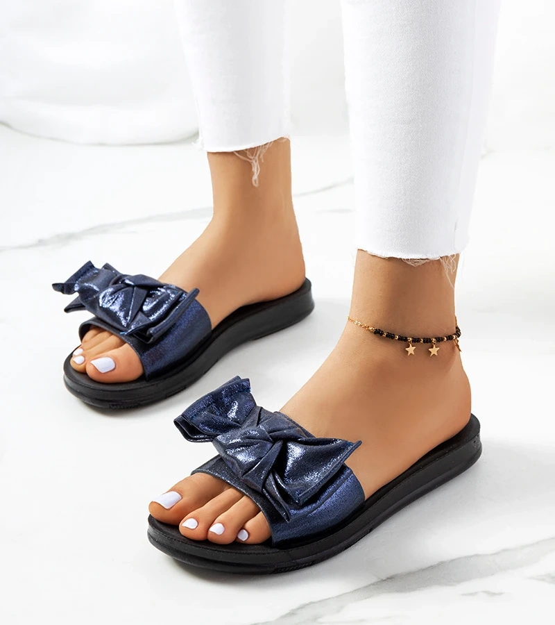 Sora fényes masnival díszített sötétkék papucs