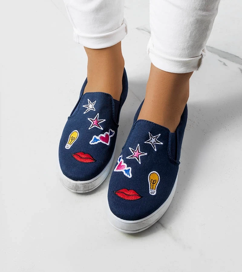 Anais címkevel ellátott sötétkék teniszcipők