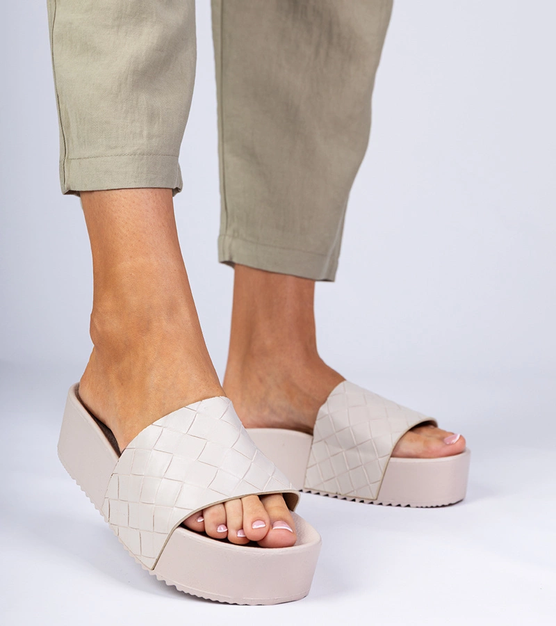 Bézs dombornyomott papucs Kelisa