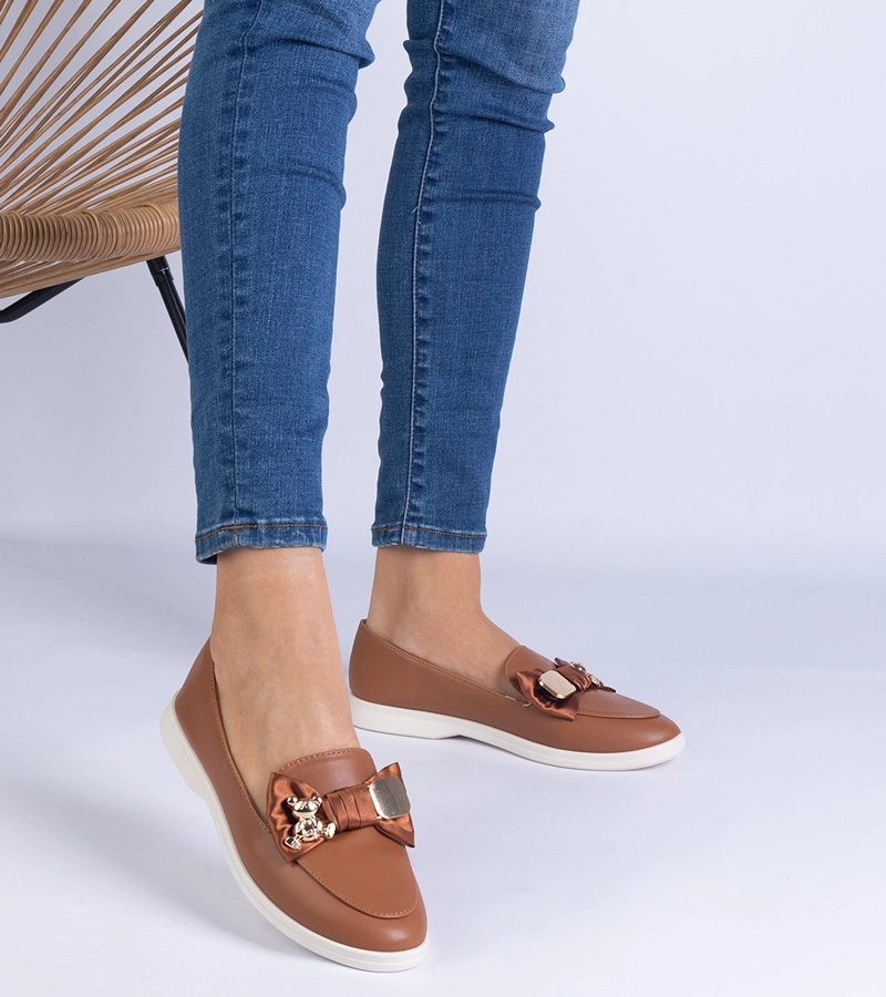 Barna mokaszinok masnival és arany medvével díszítve Nensi