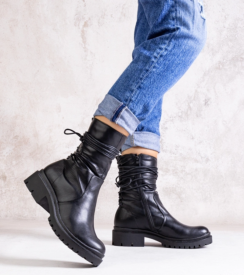 Fekete, műbőrből készült Sahera bokacsizma.