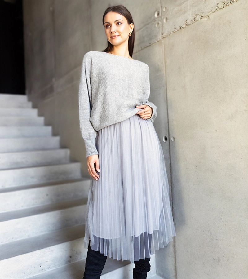 Szürke szett, pulóver és tüll ruhával Sorenla.