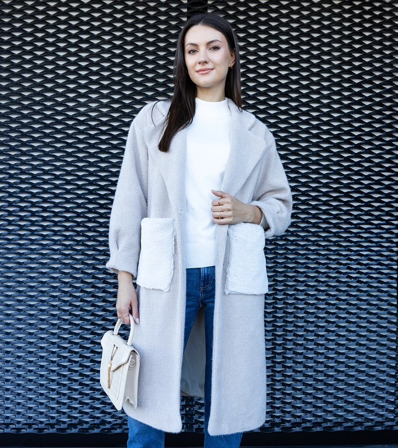 Hosszú bézs kabát plüss zsebekkel Badra.