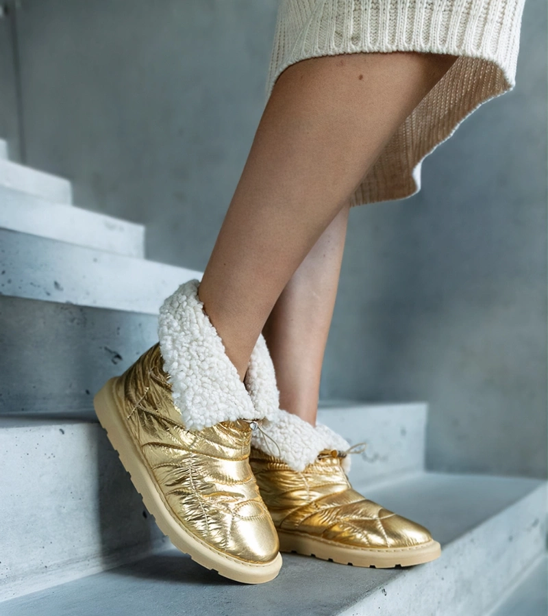 Złote ocieplane śniegowce ze ściągaczem Caellita po węgiersku to:

"Arany bélelt hócsizma Caellita húzózsinórral"