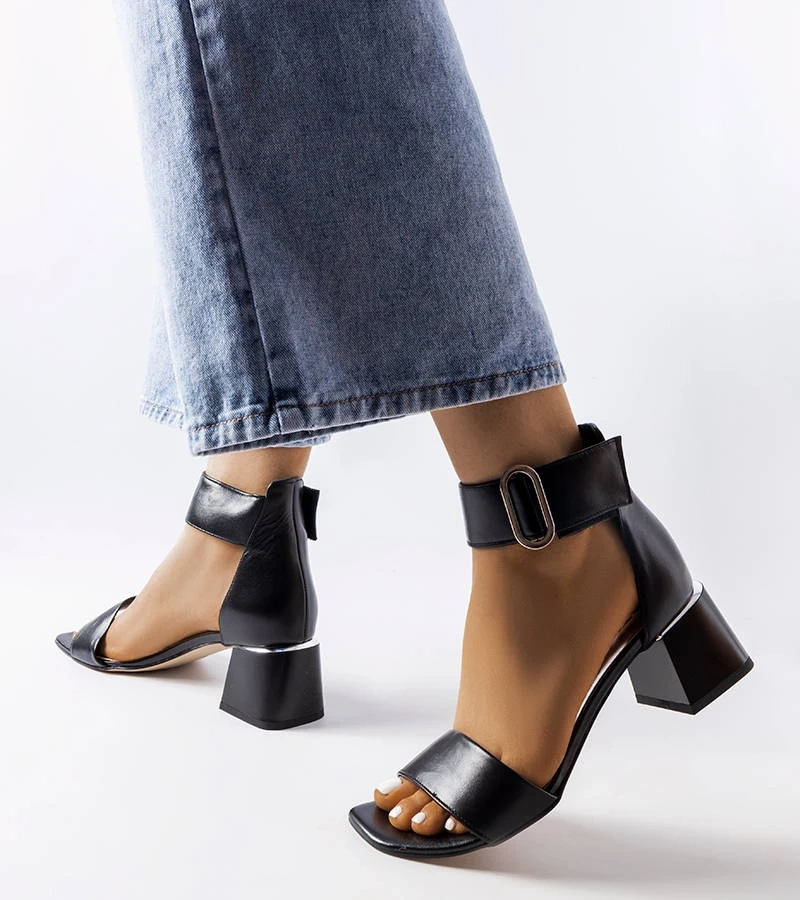 Fekete alacsony sarokkal rendelkező szandál KARINO